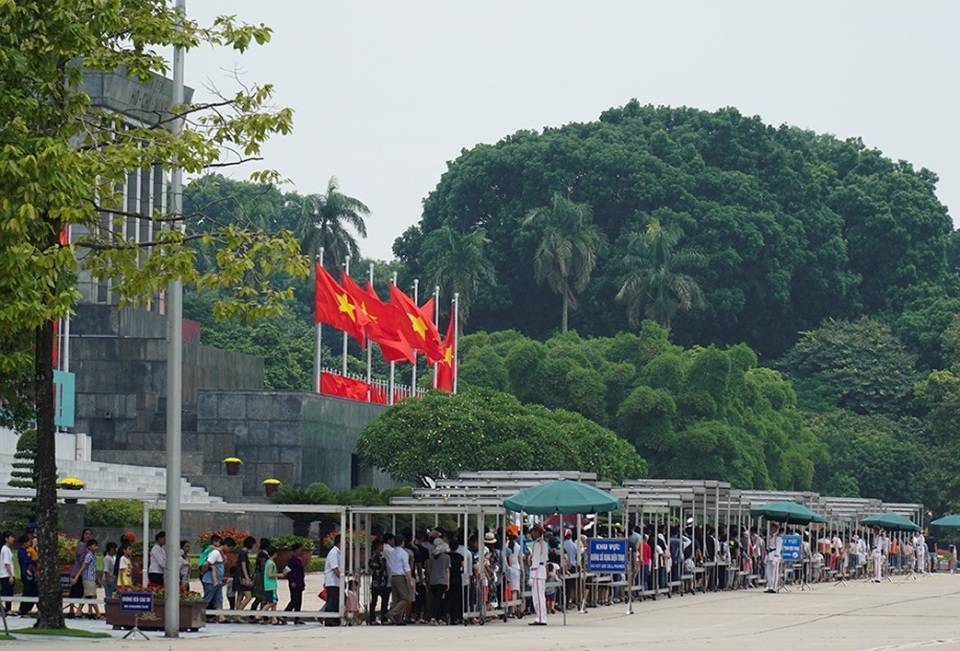 Hàng nghìn người dân xếp hàng viếng Lăng Chủ tịch Hồ Chí Minh - 9 Hàng nghìn người dân xếp hàng viếng Lăng Chủ tịch Hồ Chí Minh - 9