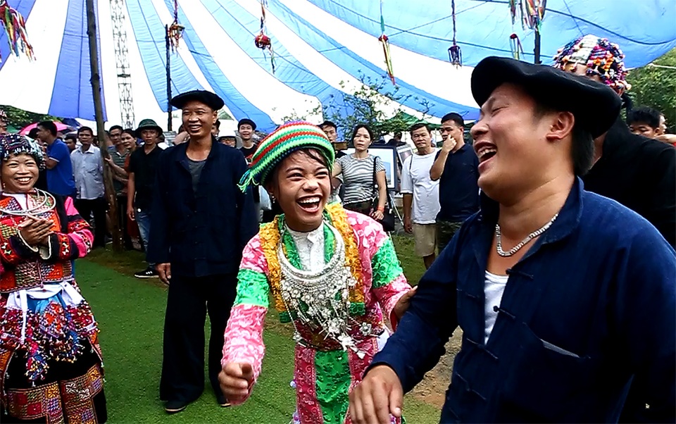 Tục vỗ mông bày tỏ tình cảm của người HMông - 6 Tục vỗ mông bày tỏ tình cảm của người HMông - 6