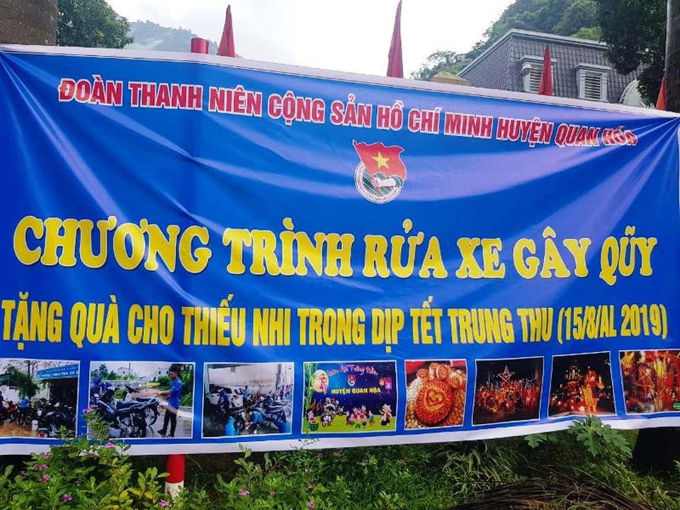 Nam thanh, nữ tú rửa xe gây quỹ mua quà Trung thu cho trẻ em nghèo - 1 Nam thanh, nữ tú rửa xe gây quỹ mua quà Trung thu cho trẻ em nghèo - 1