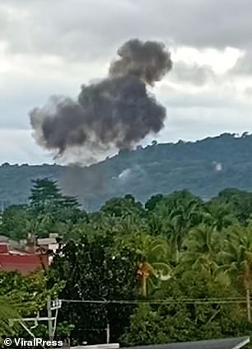 Khoảnh khắc máy bay cứu thương Philippines đâm vào khách sạn làm 9 người chết - 3 Khoảnh khắc máy bay cứu thương Philippines đâm vào khách sạn làm 9 người chết - 3