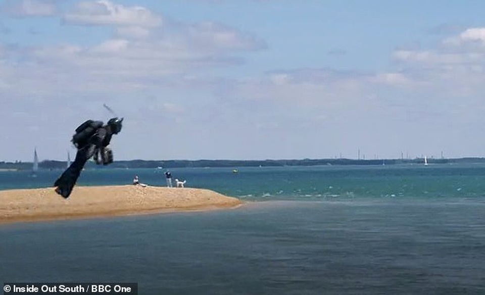 “Người tên lửa” Anh bay vượt eo biển bằng bộ trang bị “siêu nhân” - 1 “Người tên lửa” Anh bay vượt eo biển bằng bộ trang bị “siêu nhân” - 1