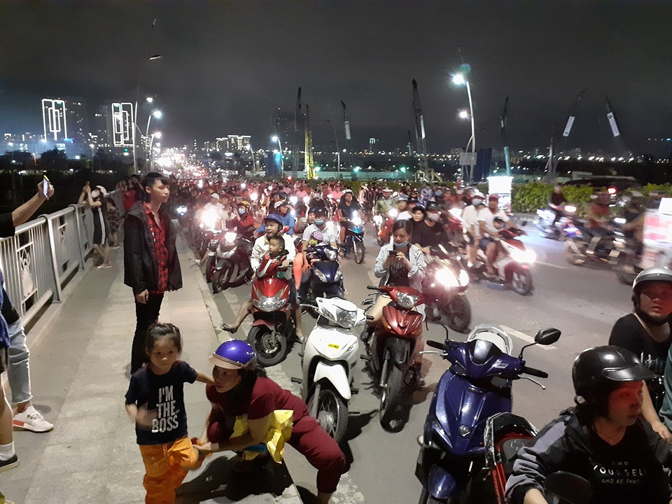 Người dân TPHCM mãn nhãn với màn pháo hoa ngày Quốc khánh - 2 Người dân TPHCM mãn nhãn với màn pháo hoa ngày Quốc khánh - 2