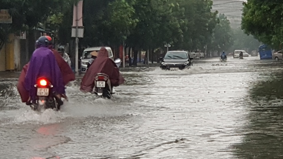 Thành phố Vinh thất thủ vì mưa lớn kéo dài nhiều ngày - 9
