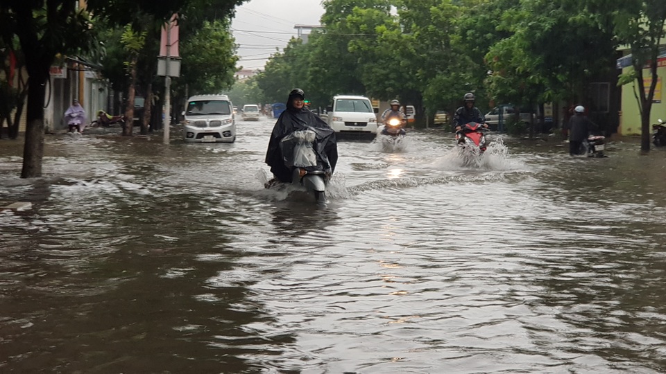 Thành phố Vinh thất thủ vì mưa lớn kéo dài nhiều ngày - 12
