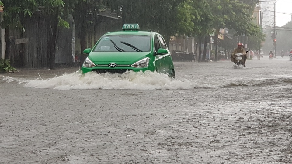 Thành phố Vinh thất thủ vì mưa lớn kéo dài nhiều ngày - 3