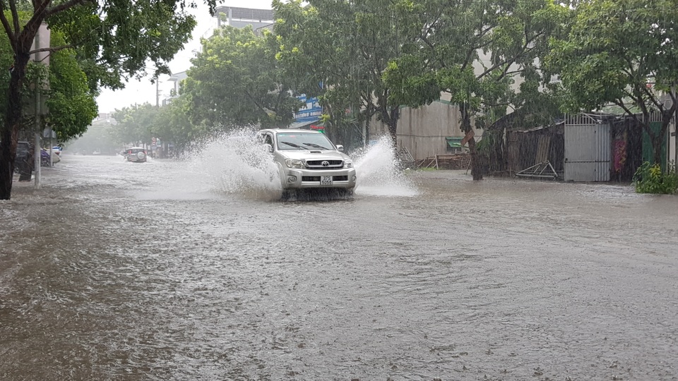 Thành phố Vinh thất thủ vì mưa lớn kéo dài nhiều ngày - 5