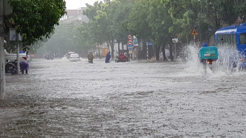 Nhiều trường sẽ hoãn khai giảng năm học mới vì mưa lũ - 2 Nhiều trường sẽ hoãn khai giảng năm học mới vì mưa lũ - 2
