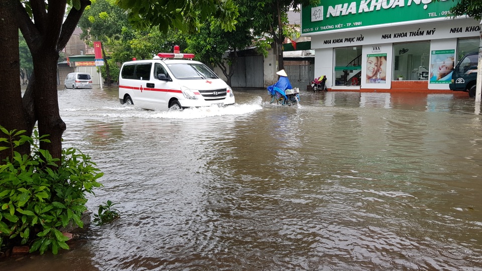 Thành phố Vinh thất thủ vì mưa lớn kéo dài nhiều ngày - 4