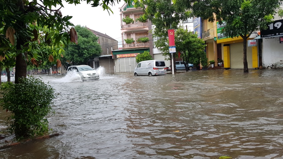 Thành phố Vinh thất thủ vì mưa lớn kéo dài nhiều ngày - 10