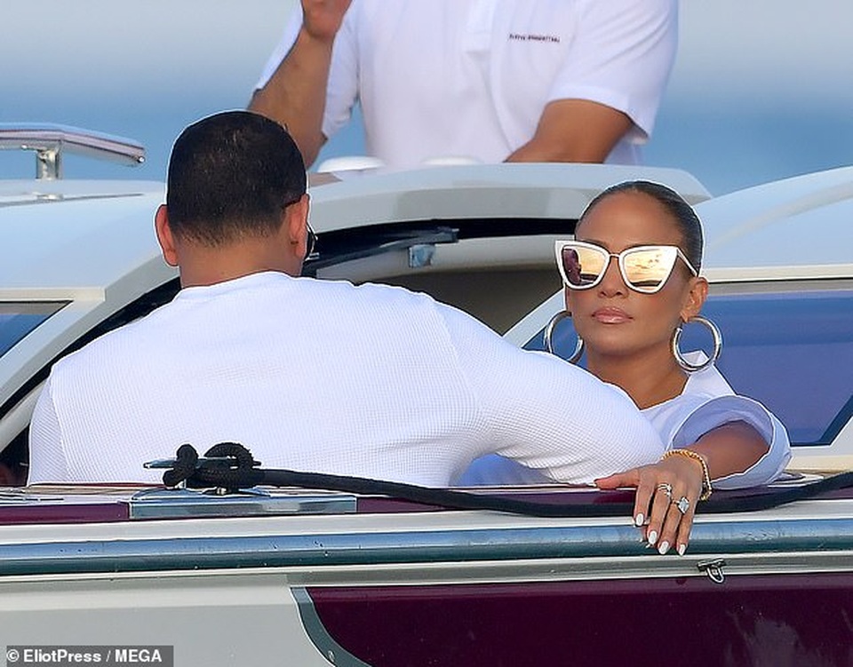 Jennifer Lopez diện váy xẻ táo bạo đi dự tiệc sinh nhật - 4