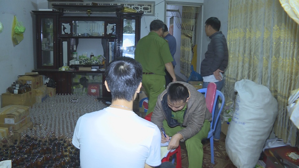 Cặp vợ chồng tự trộn, đóng gói mỹ phẩm dược liệu không rõ nguồn gốc đem bán - 1 Cặp vợ chồng tự trộn, đóng gói mỹ phẩm dược liệu không rõ nguồn gốc đem bán - 1
