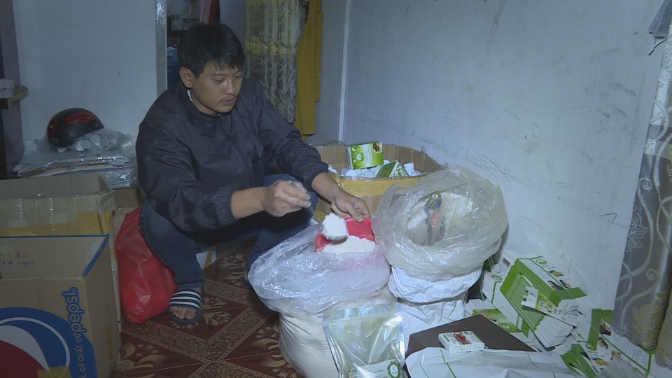 Cặp vợ chồng tự trộn, đóng gói mỹ phẩm dược liệu không rõ nguồn gốc đem bán - 2 Cặp vợ chồng tự trộn, đóng gói mỹ phẩm dược liệu không rõ nguồn gốc đem bán - 2