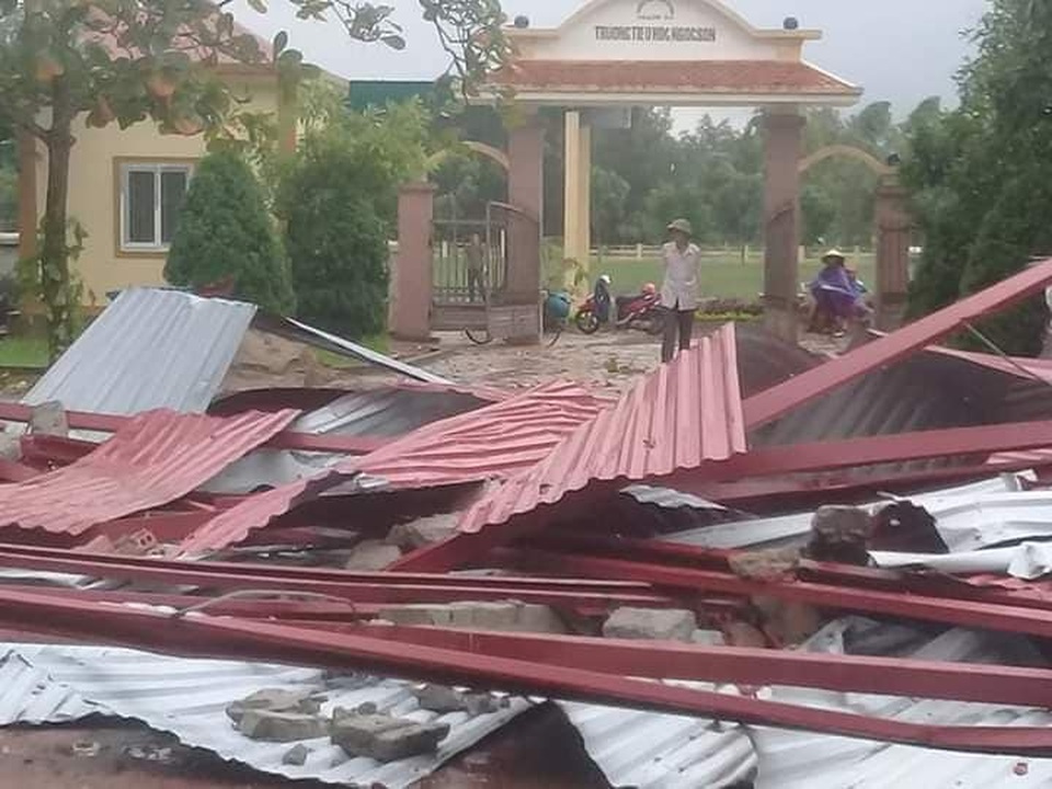 Hà Tĩnh: Trường học bị lốc xoáy quật tốc mái ngay trước ngày khai giảng - 1 Hà Tĩnh: Trường học bị lốc xoáy quật tốc mái ngay trước ngày khai giảng - 1