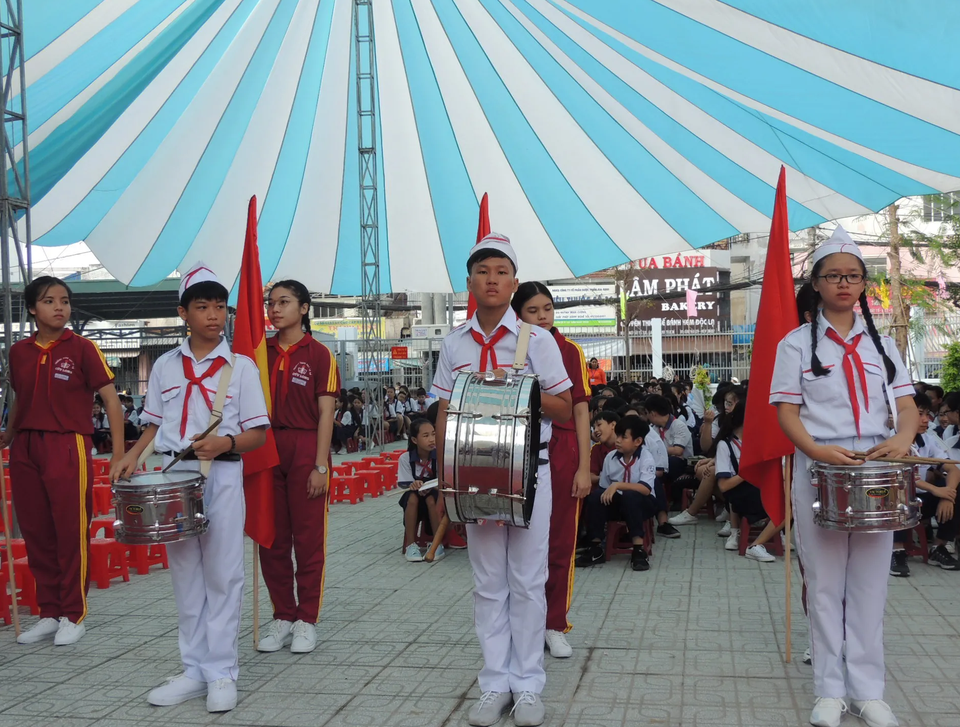 Khai giảng đón... đại biểu - 1 Khai giảng đón... đại biểu - 1