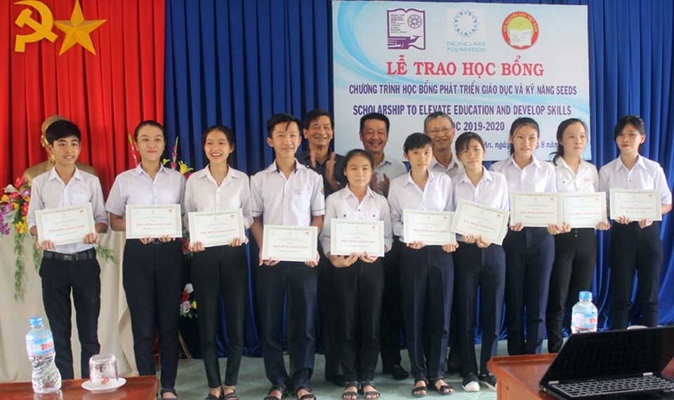 Trao 72 suất học bổng trị giá 1,3 tỷ đồng đến HS, SV nghèo hiếu học ở Phú Yên - 1 Trao 72 suất học bổng trị giá 1,3 tỷ đồng đến HS, SV nghèo hiếu học ở Phú Yên - 1