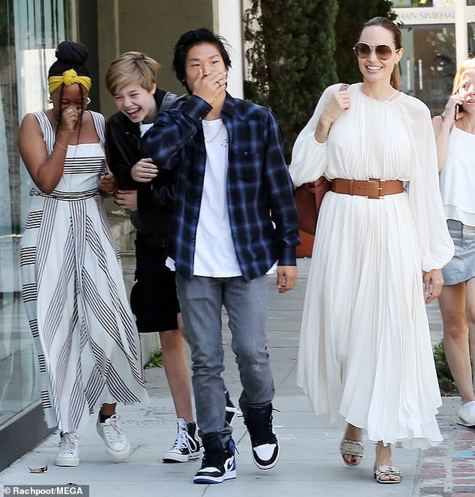 Angelina Jolie đưa ba đứa con đi ăn trưa - 1