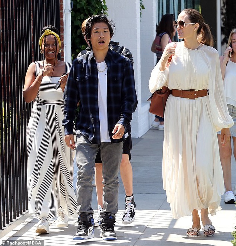 Angelina Jolie đưa ba đứa con đi ăn trưa - 3