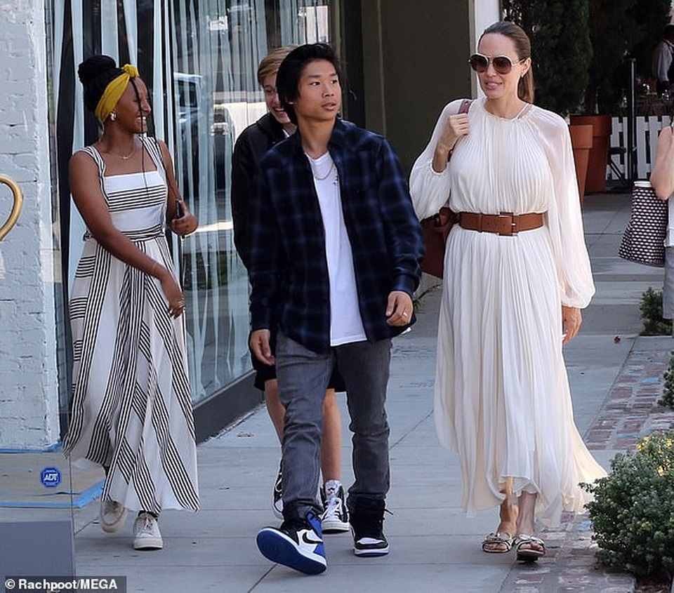 Angelina Jolie đưa ba đứa con đi ăn trưa - 5