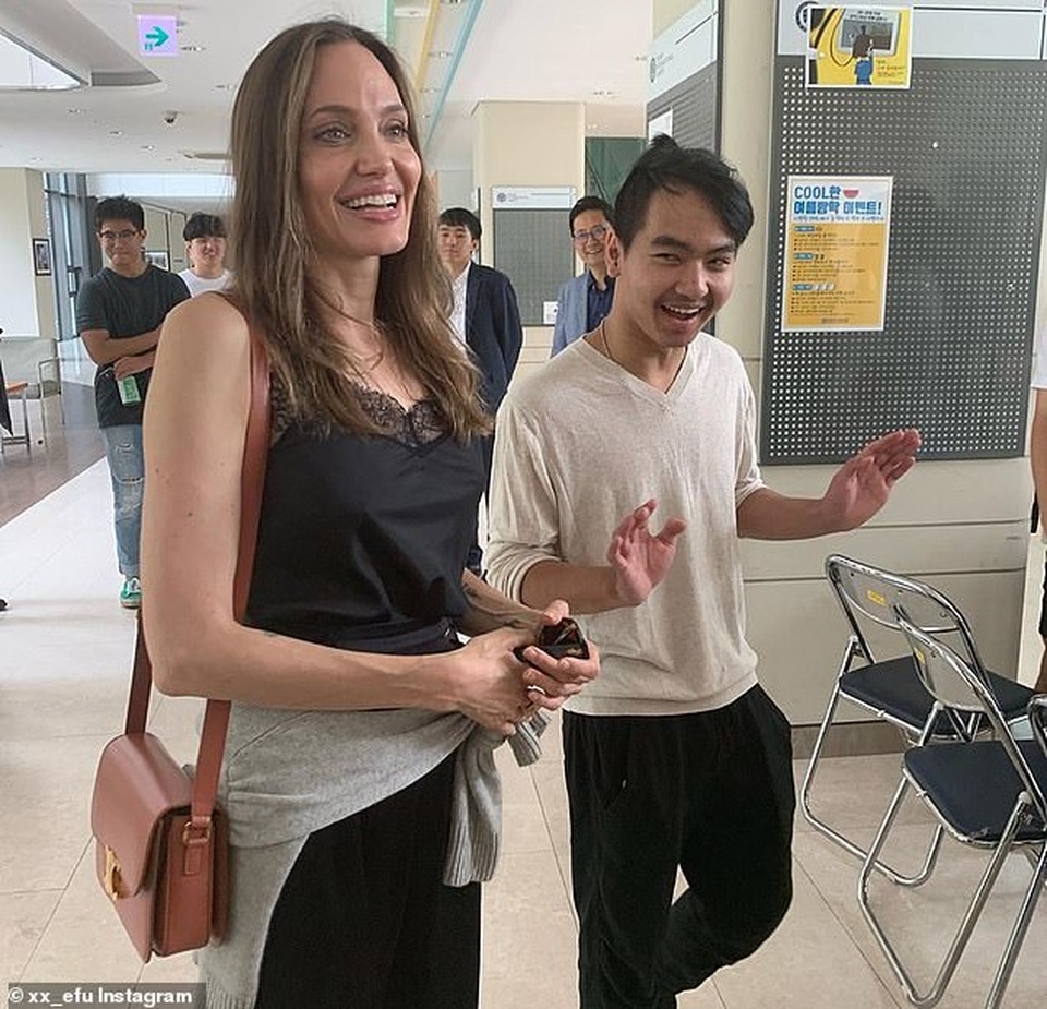 Angelina Jolie đưa ba đứa con đi ăn trưa - 8