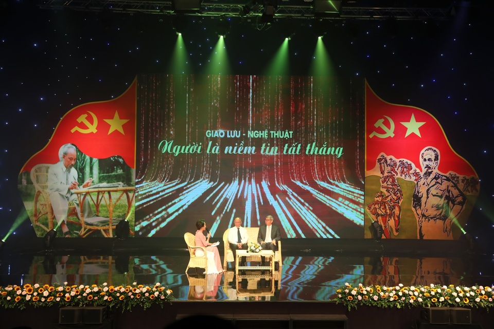 Lắng đọng cảm xúc trong chương trình giao lưu - nghệ thuật “Người là niềm tin tất thắng” - 1 Lắng đọng cảm xúc trong chương trình giao lưu - nghệ thuật “Người là niềm tin tất thắng” - 1
