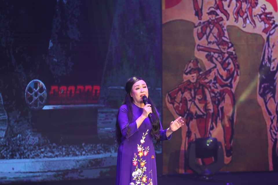 Lắng đọng cảm xúc trong chương trình giao lưu - nghệ thuật “Người là niềm tin tất thắng” - 2 Lắng đọng cảm xúc trong chương trình giao lưu - nghệ thuật “Người là niềm tin tất thắng” - 2