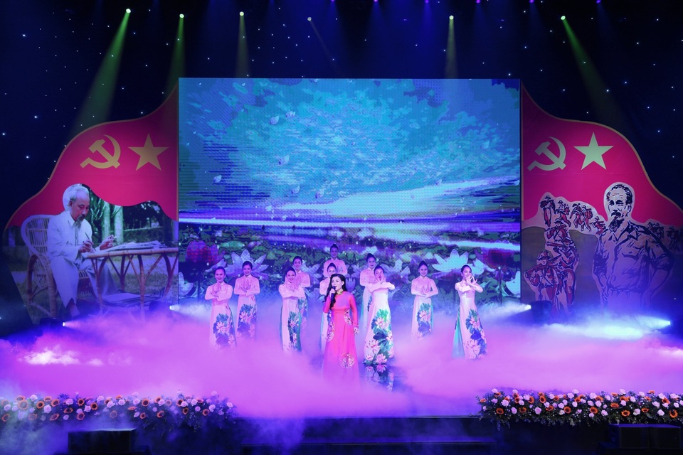 Lắng đọng cảm xúc trong chương trình giao lưu - nghệ thuật “Người là niềm tin tất thắng” - 3 Lắng đọng cảm xúc trong chương trình giao lưu - nghệ thuật “Người là niềm tin tất thắng” - 3