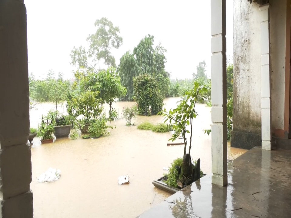 Di dời hàng chục hộ dân ra khỏi vùng ngập lụt nguy hiểm - 4 Di dời hàng chục hộ dân ra khỏi vùng ngập lụt nguy hiểm - 4