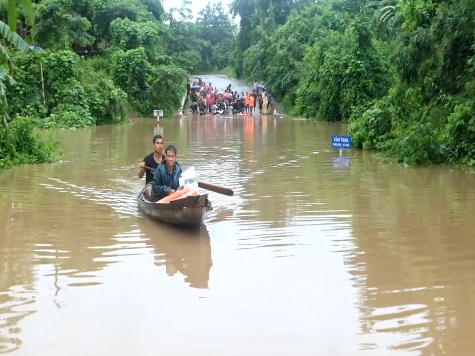 Di dời hàng chục hộ dân ra khỏi vùng ngập lụt nguy hiểm - 6 Di dời hàng chục hộ dân ra khỏi vùng ngập lụt nguy hiểm - 6