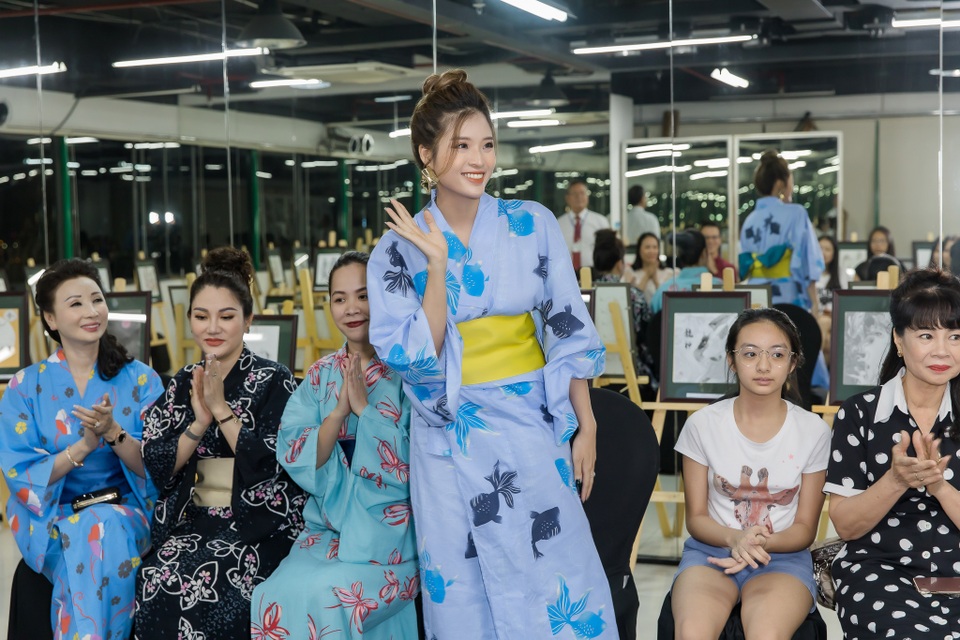 Hoa hậu Phan Hoàng Thu xinh đẹp trong trang phục Yukata Nhật Bản - 6 Hoa hậu Phan Hoàng Thu xinh đẹp trong trang phục Yukata Nhật Bản - 6