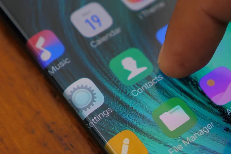 Cận cảnh chiếc smartphone hoàn toàn không viền màn hình với nút bấm ảo - 1 Cận cảnh chiếc smartphone hoàn toàn không viền màn hình với nút bấm ảo - 1