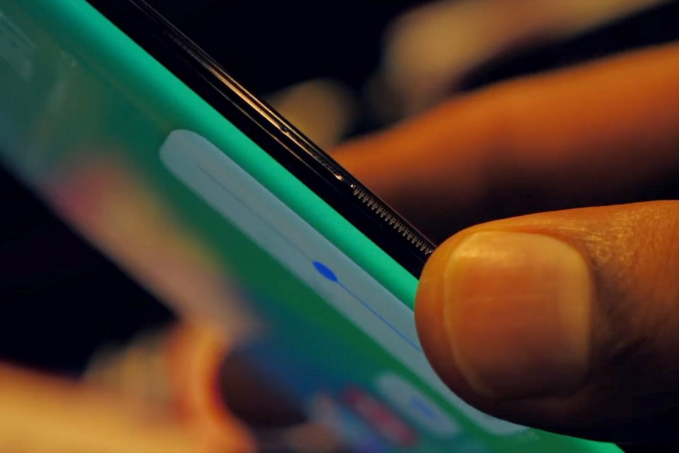 Cận cảnh chiếc smartphone hoàn toàn không viền màn hình với nút bấm ảo - 2 Cận cảnh chiếc smartphone hoàn toàn không viền màn hình với nút bấm ảo - 2