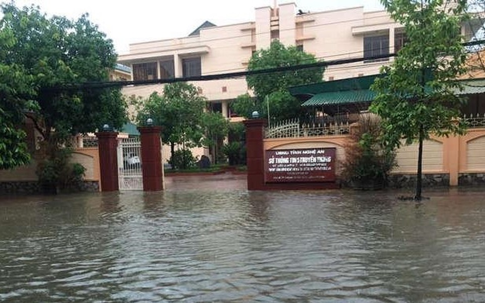 Thành phố Vinh thất thủ vì mưa lớn kéo dài nhiều ngày - 6
