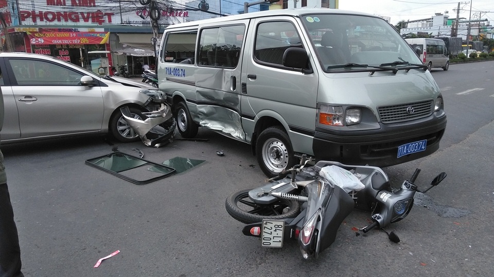Xe biển xanh chuyển hướng đột ngột gây va chạm liên hoàn - 1 Xe biển xanh chuyển hướng đột ngột gây va chạm liên hoàn - 1
