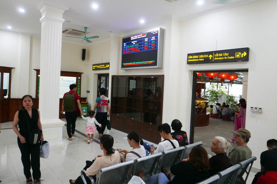 Ga Long Biên thành điểm check-in hấp dẫn sau khi có diện mạo mới - 4 Ga Long Biên thành điểm check-in hấp dẫn sau khi có diện mạo mới - 4