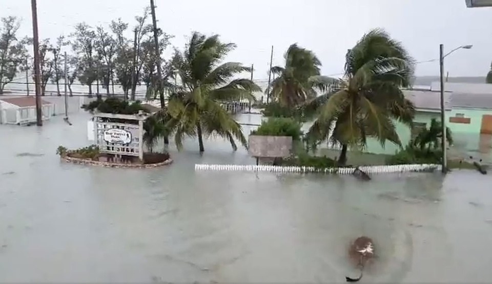Bahamas đổ nát như “ngày tận thế” vì siêu bão “quái vật” Dorian - 6 Bahamas đổ nát như “ngày tận thế” vì siêu bão “quái vật” Dorian - 6