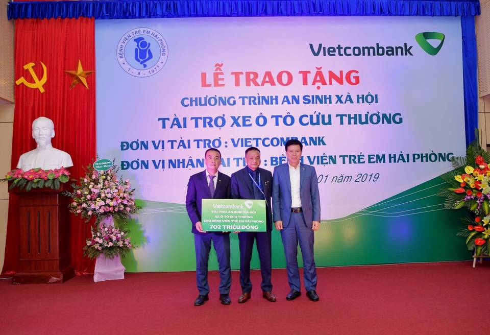 Vietcombank tặng xe ô tô cứu thương cho Bệnh viện trẻ em Hải Phòng - 1