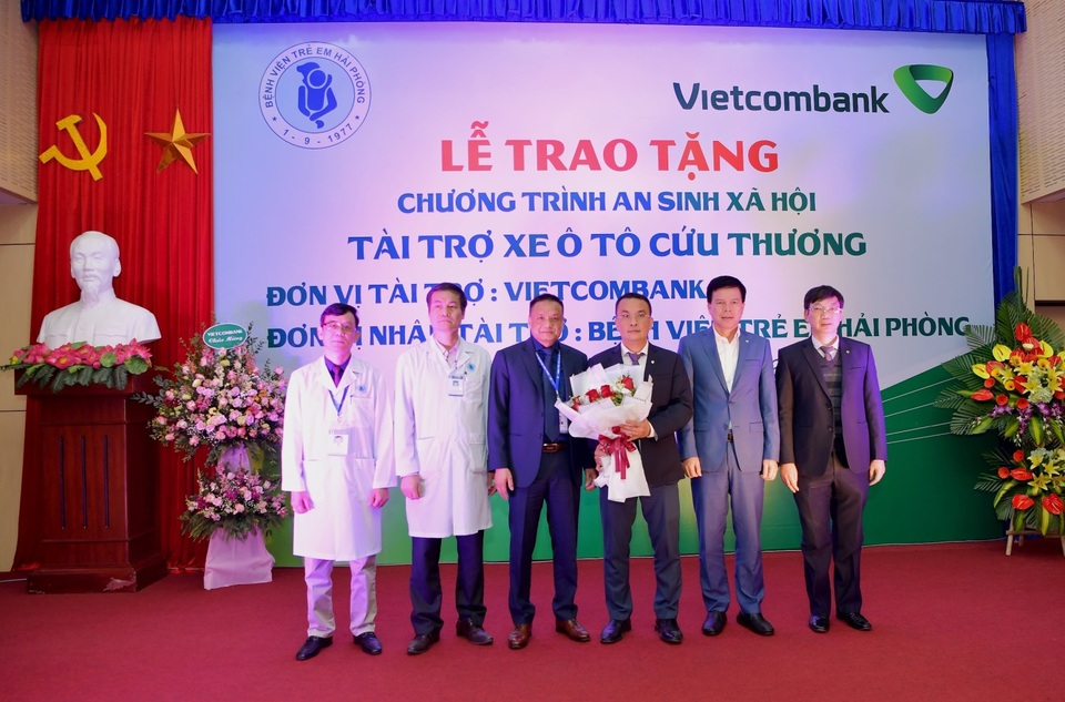 Vietcombank tặng xe ô tô cứu thương cho Bệnh viện trẻ em Hải Phòng - 2