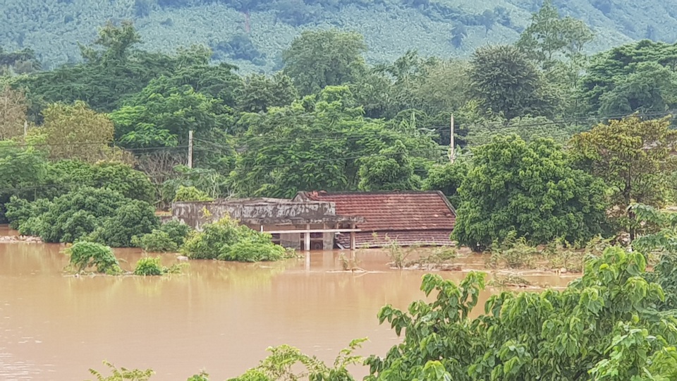 Miền Trung mênh mông nước lũ, hàng trăm ngôi nhà ngập đến tận nóc - 14 Miền Trung mênh mông nước lũ, hàng trăm ngôi nhà ngập đến tận nóc - 14