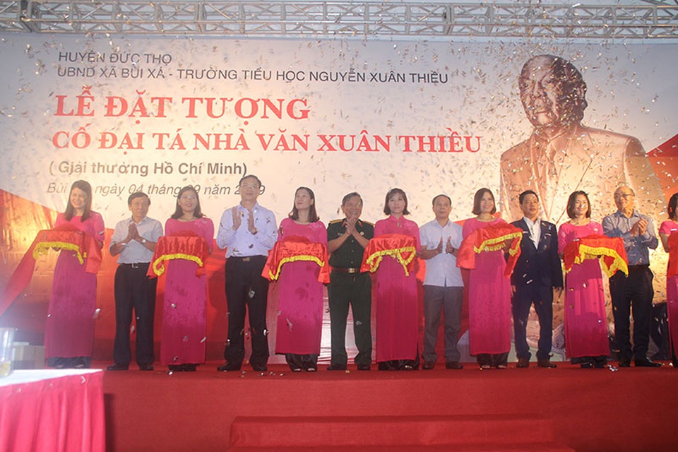Khánh thành tượng nhà văn Xuân Thiều - 3 Khánh thành tượng nhà văn Xuân Thiều - 3
