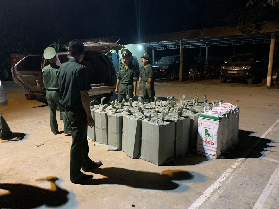 Vây bắt 1,2 triệu gói thuốc lá lậu vùng biên giới - 1