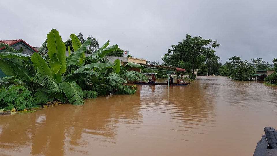 Miền Trung mênh mông nước lũ, hàng trăm ngôi nhà ngập đến tận nóc - 2 Miền Trung mênh mông nước lũ, hàng trăm ngôi nhà ngập đến tận nóc - 2