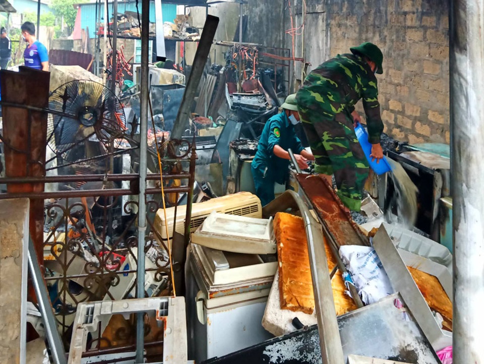 Cháy giữa mưa lớn, một hộ dân bị lửa thiêu rụi toàn bộ kho hàng - 3 Cháy giữa mưa lớn, một hộ dân bị lửa thiêu rụi toàn bộ kho hàng - 3