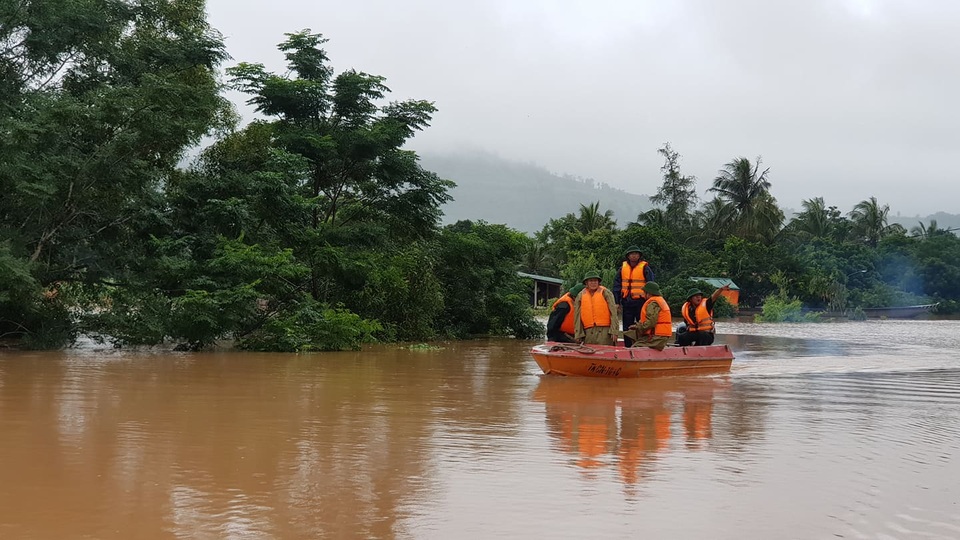 Miền Trung mênh mông nước lũ, hàng trăm ngôi nhà ngập đến tận nóc - 8 Miền Trung mênh mông nước lũ, hàng trăm ngôi nhà ngập đến tận nóc - 8