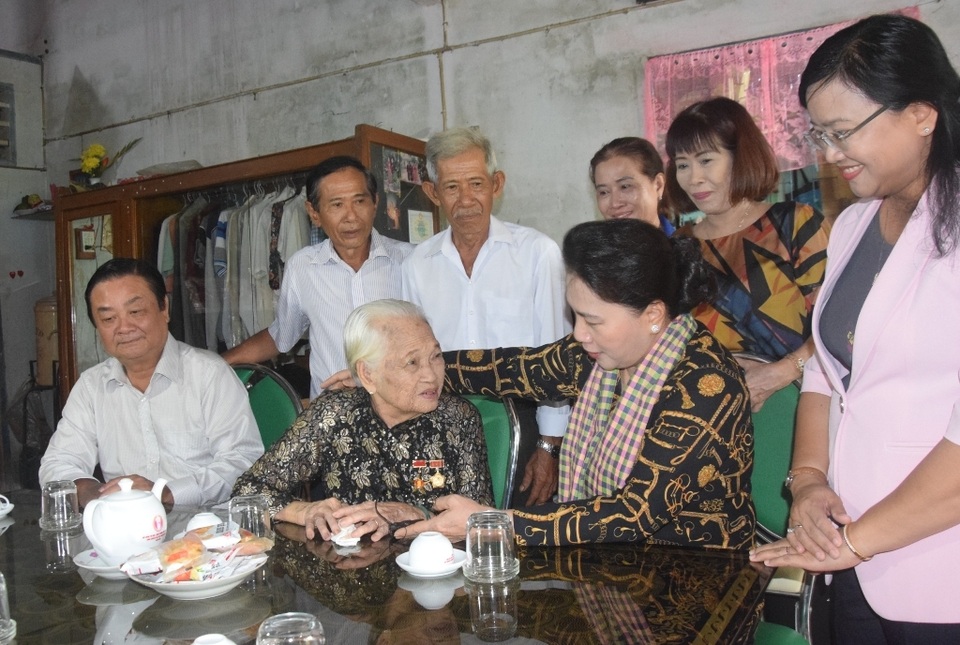 Chủ tịch Quốc hội Nguyễn Thị Kim Ngân đánh giá cao mô hình Hội quán ở Đồng Tháp - 1 Chủ tịch Quốc hội Nguyễn Thị Kim Ngân đánh giá cao mô hình Hội quán ở Đồng Tháp - 1