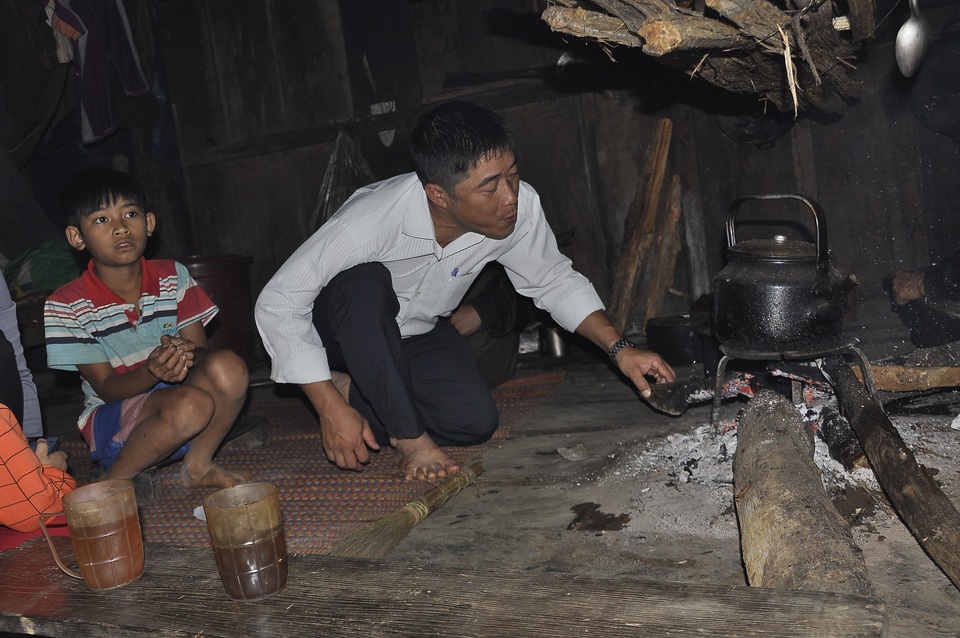 Đầu năm học mới, thầy cô vùng cao “cõng chữ” đến từng nhà học sinh - 3 Đầu năm học mới, thầy cô vùng cao “cõng chữ” đến từng nhà học sinh - 3