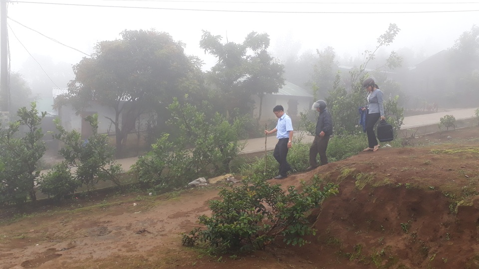 Đầu năm học mới, thầy cô vùng cao “cõng chữ” đến từng nhà học sinh - 2 Đầu năm học mới, thầy cô vùng cao “cõng chữ” đến từng nhà học sinh - 2