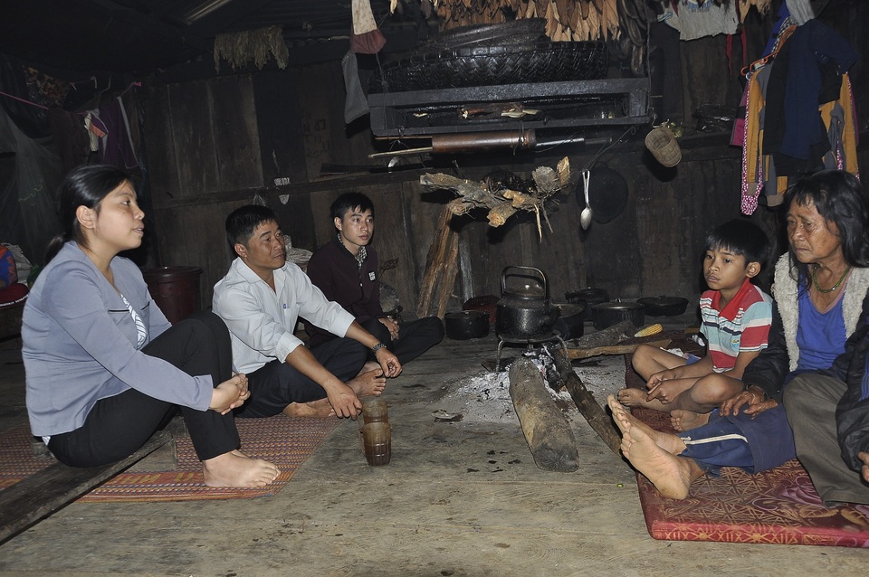 Đầu năm học mới, thầy cô vùng cao “cõng chữ” đến từng nhà học sinh - 1 Đầu năm học mới, thầy cô vùng cao “cõng chữ” đến từng nhà học sinh - 1