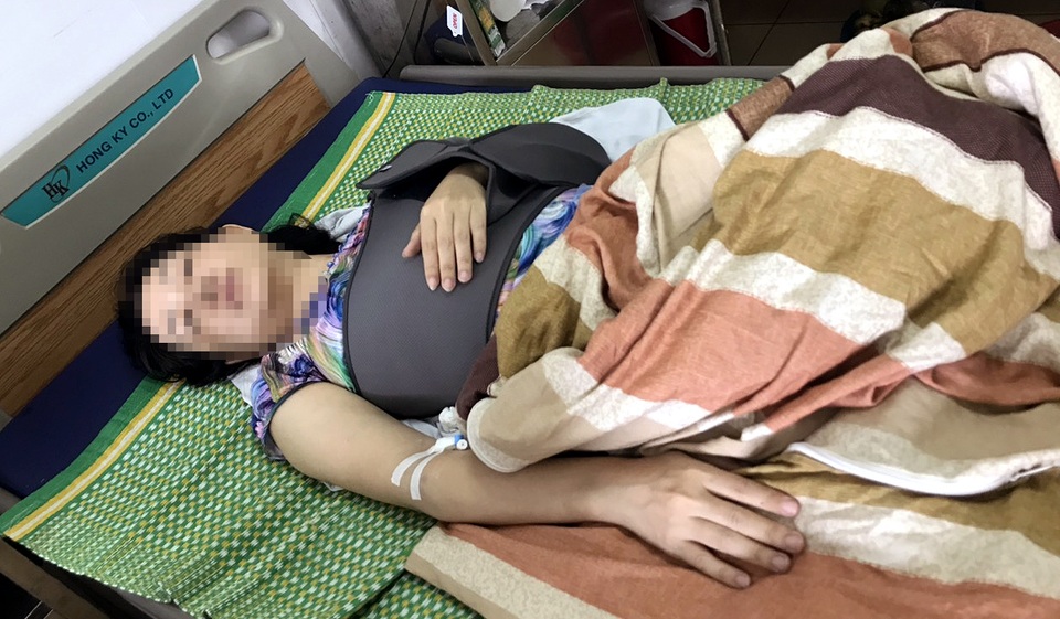 Hà Nội: Xác minh vụ chồng bị tố dùng ô tô đâm vợ cũ nhập viện - 1 Hà Nội: Xác minh vụ chồng bị tố dùng ô tô đâm vợ cũ nhập viện - 1