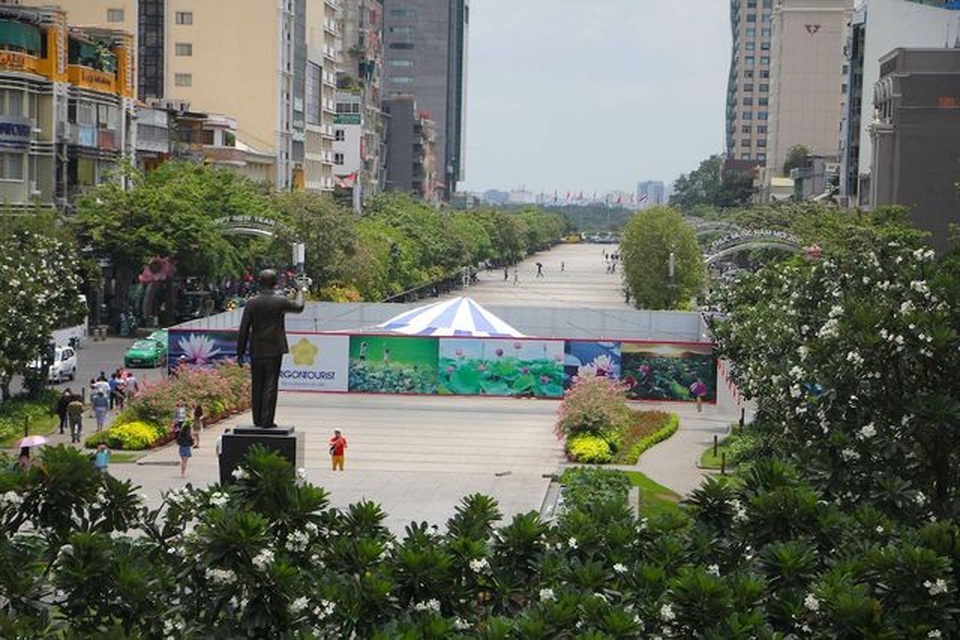 Chấn chỉnh tình trạng biển hiệu tiếng nước ngoài lấn át tiếng Việt ở trung tâm TPHCM - 2 Chấn chỉnh tình trạng biển hiệu tiếng nước ngoài lấn át tiếng Việt ở trung tâm TPHCM - 2