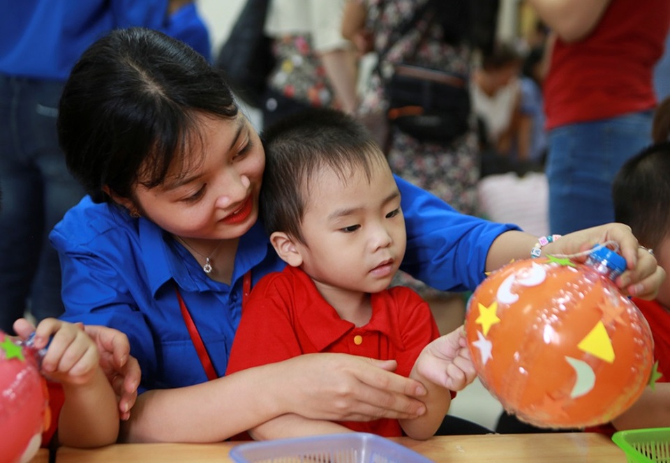 Đại sứ Mỹ múa lân, làm bánh Trung thu cùng trẻ khuyết tật ở Hà Nội - 11 Đại sứ Mỹ múa lân, làm bánh Trung thu cùng trẻ khuyết tật ở Hà Nội - 11